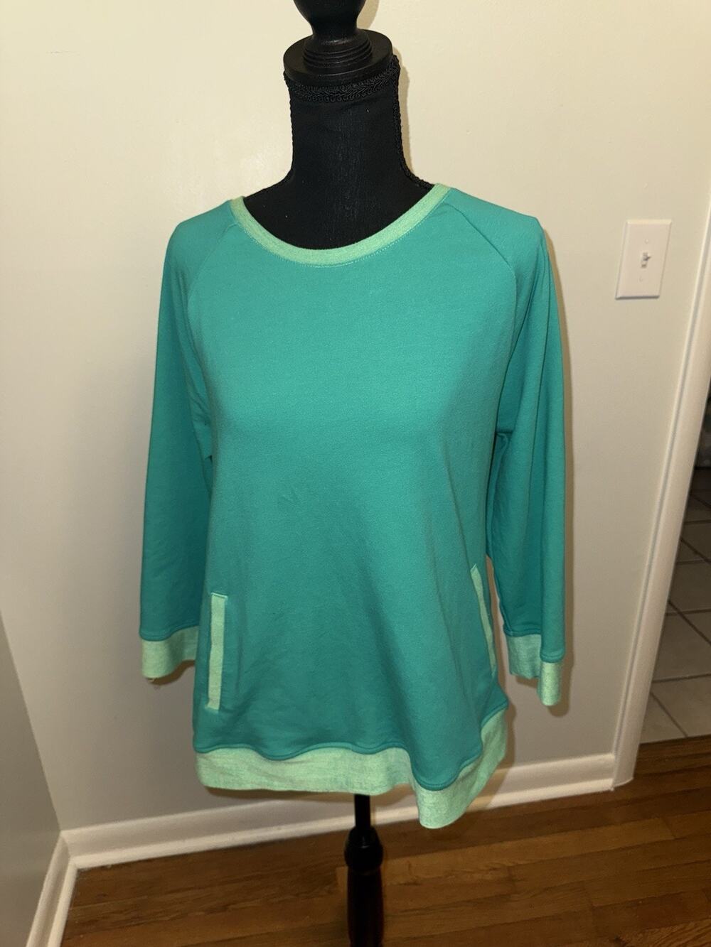 Chicos Sweater Womens Size 1 Green Pullover Long Sleeve w/Pockets Top Round Neck